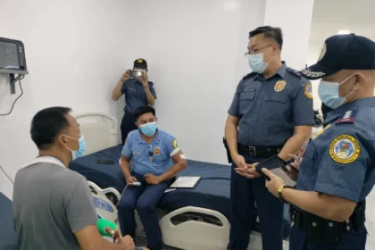 3 cops hurt while responding to amok