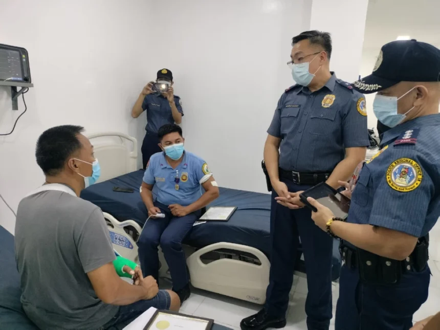 3 cops hurt while responding to amok