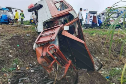 Family of 8 going to graduation hurt in jeepney plunge