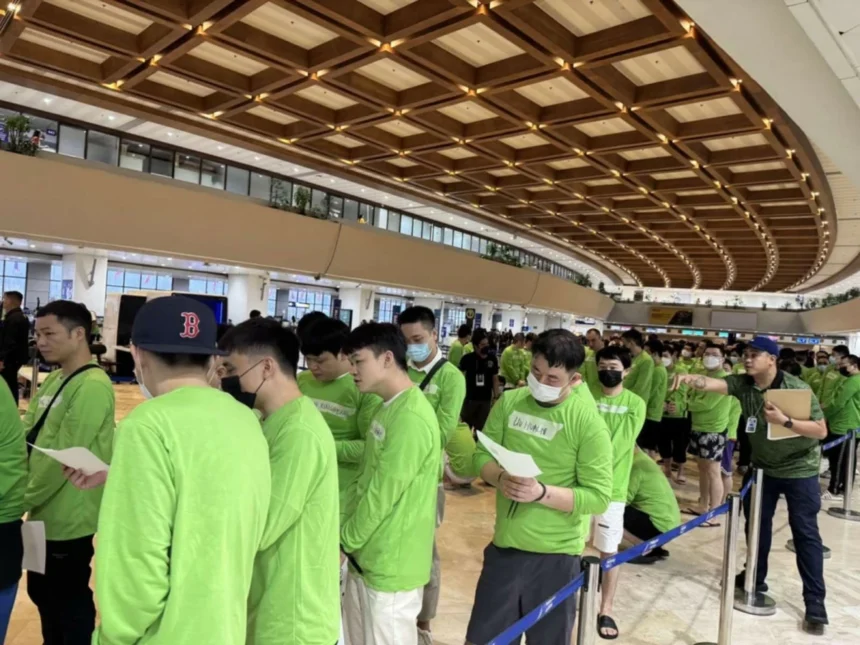 Over 100 foreigners nabbed for scam, illegal online gambling sent back to China