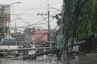 Strong winds topple electric post in Caloocan