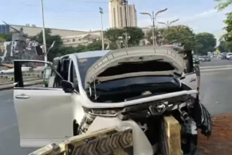Van crashes into concrete barriers near Manila City Hall