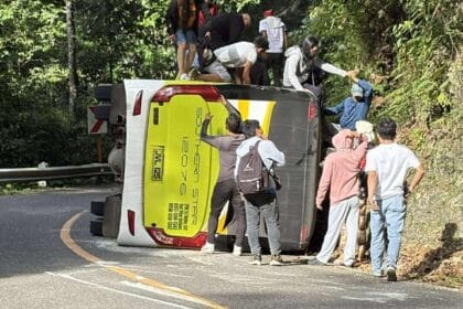 15 hurt as bus overturns in Bohol town