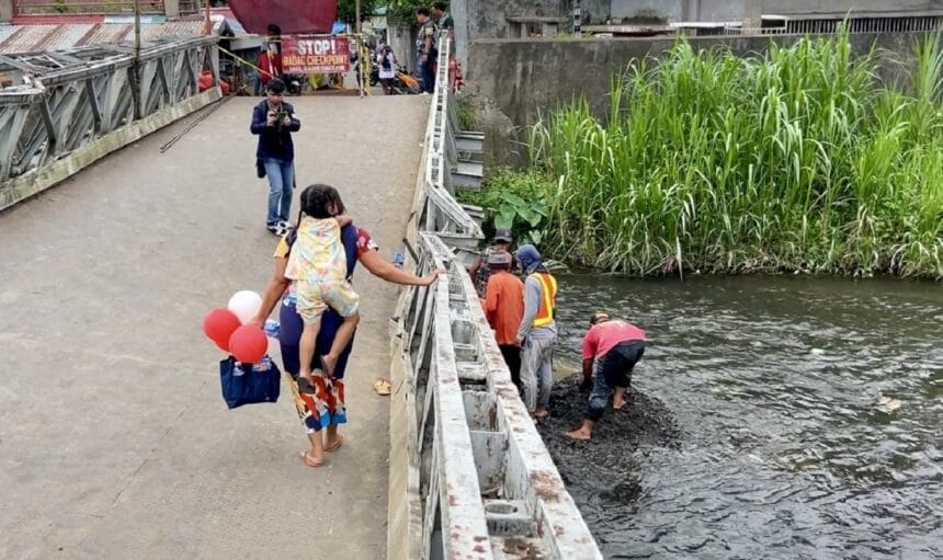 Collapsed bridge in Albay town poses risks to residents