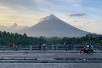Heavy rains trigger lahar flow in Albay town