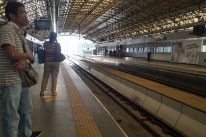 LRT-2 limits trips to Recto-Cubao after lightning hits power line