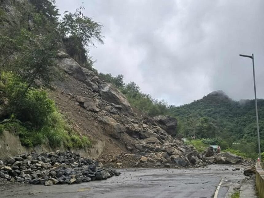 Rockslides block Mountain Province road