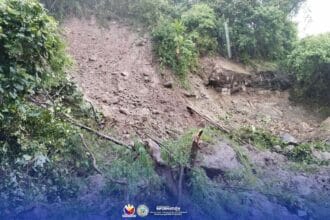 Landslide blocks road in Zambales town