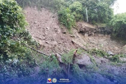 Landslide blocks road in Zambales town